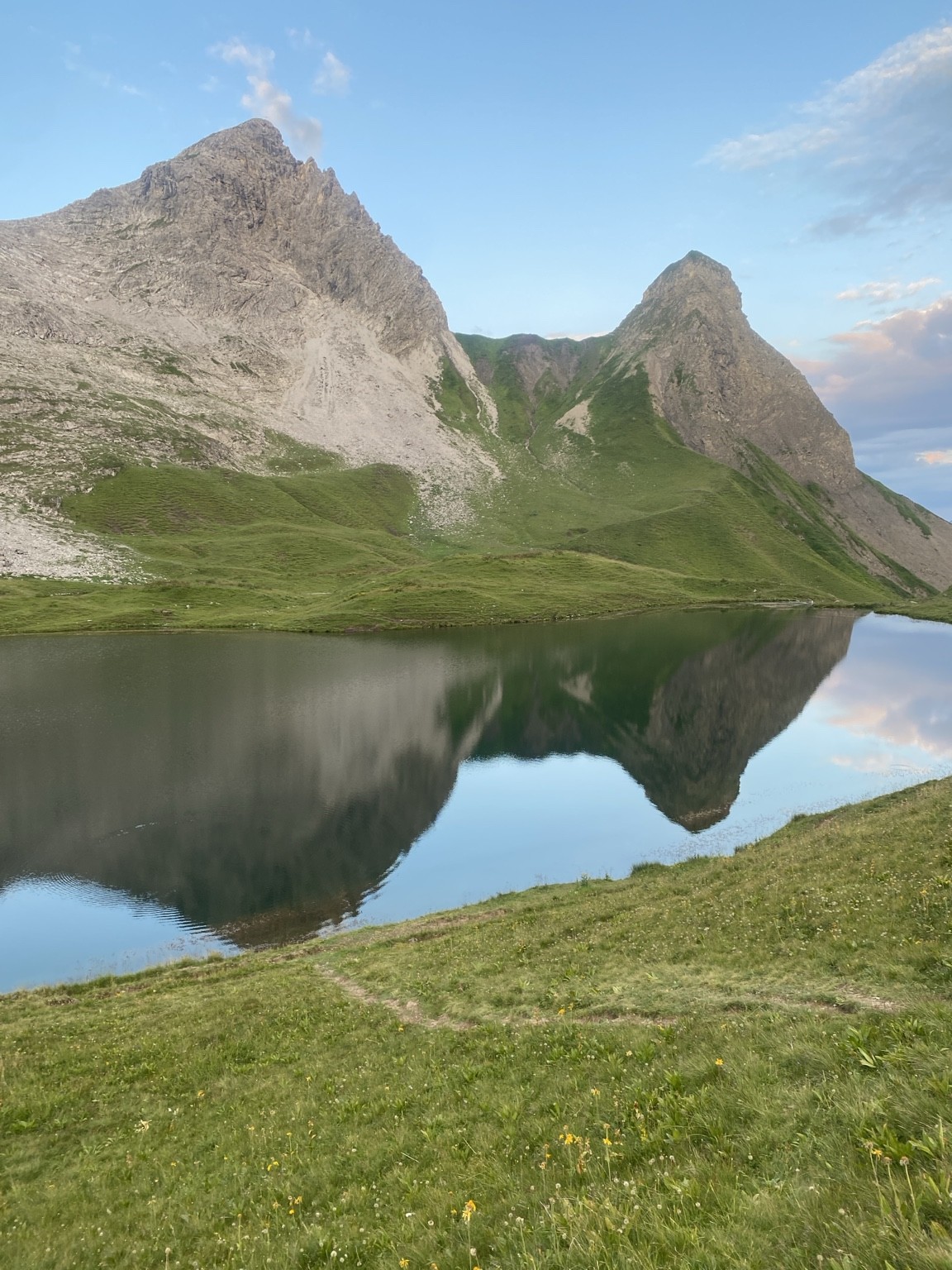 Bergsee in weiter Landschaft