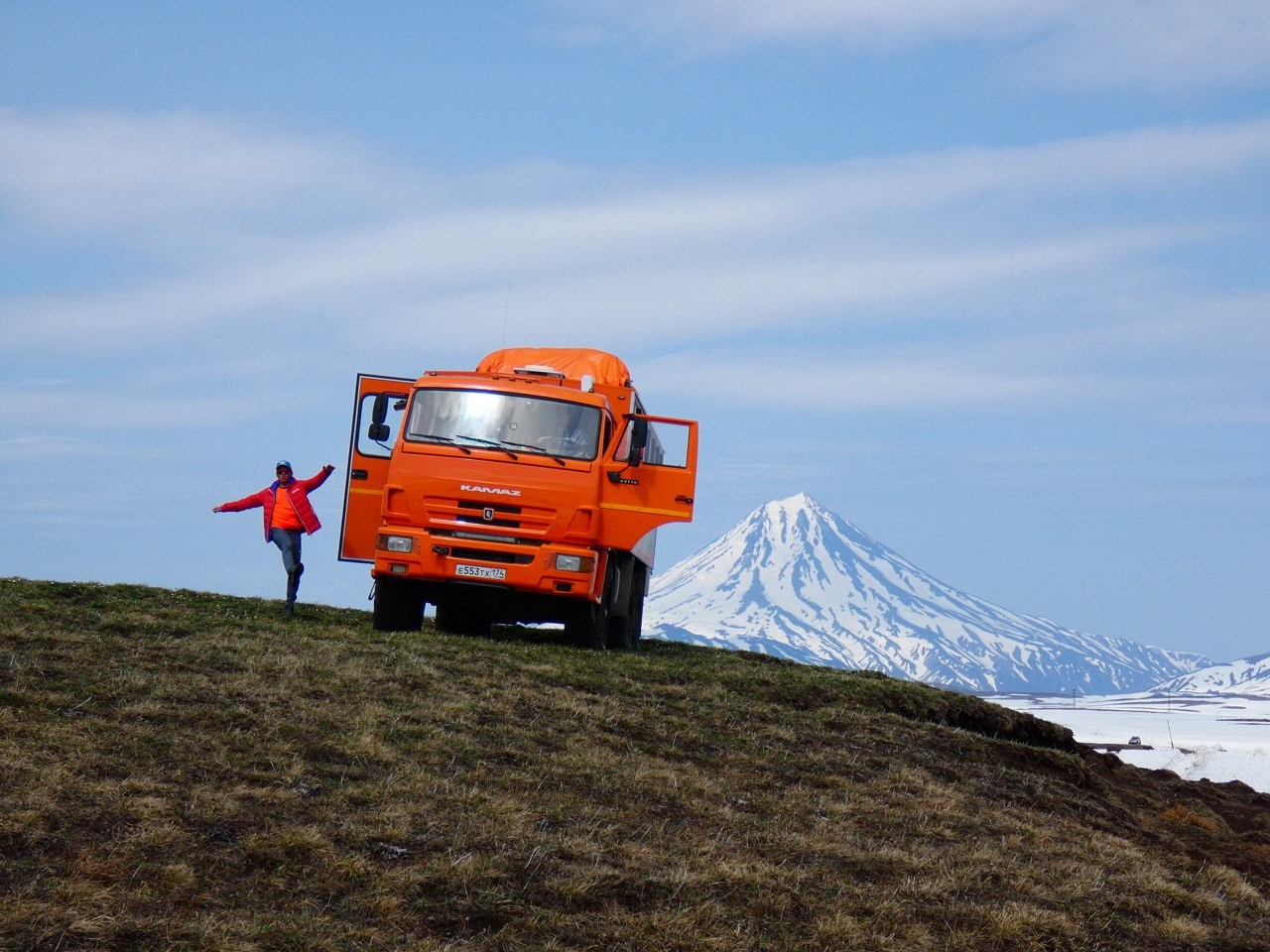 Oranger Geländewagen in weiter Landschaft